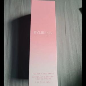 Kylie skin foaming face wash